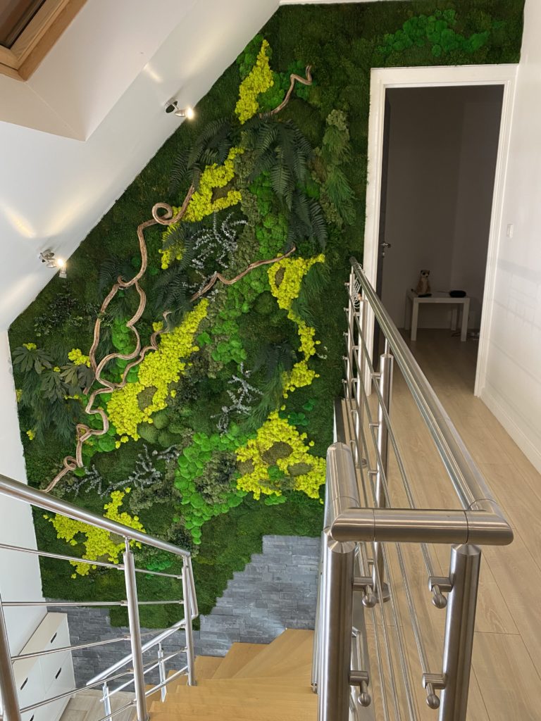 Habillage cage d'escalier avec un mur végétal en plantes artificielles et stabilisées, tours