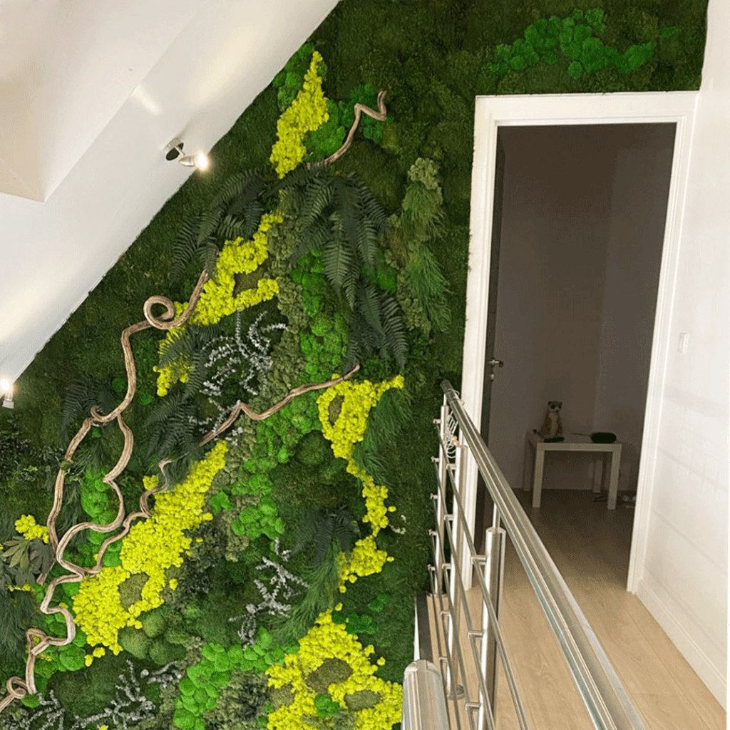 Habillage cage d'escalier avec un mur végétal en plantes artificielles et stabilisées, tours, mur végétal stabilisé, mur végétal intérieur, mur végétal naturel, cloison végétalisée, mur végétal artificiel, design végétal, art végétal, création végétale, mur végétal sur mesure