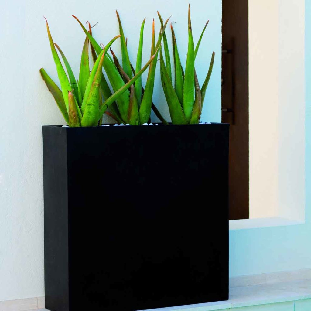 jardinière pour plantes, jardinière moderne, jardinière contemporaine, jardinière grise, plantes artificielles, plantes artificielles haut de gamme, jardinière noire extérieure