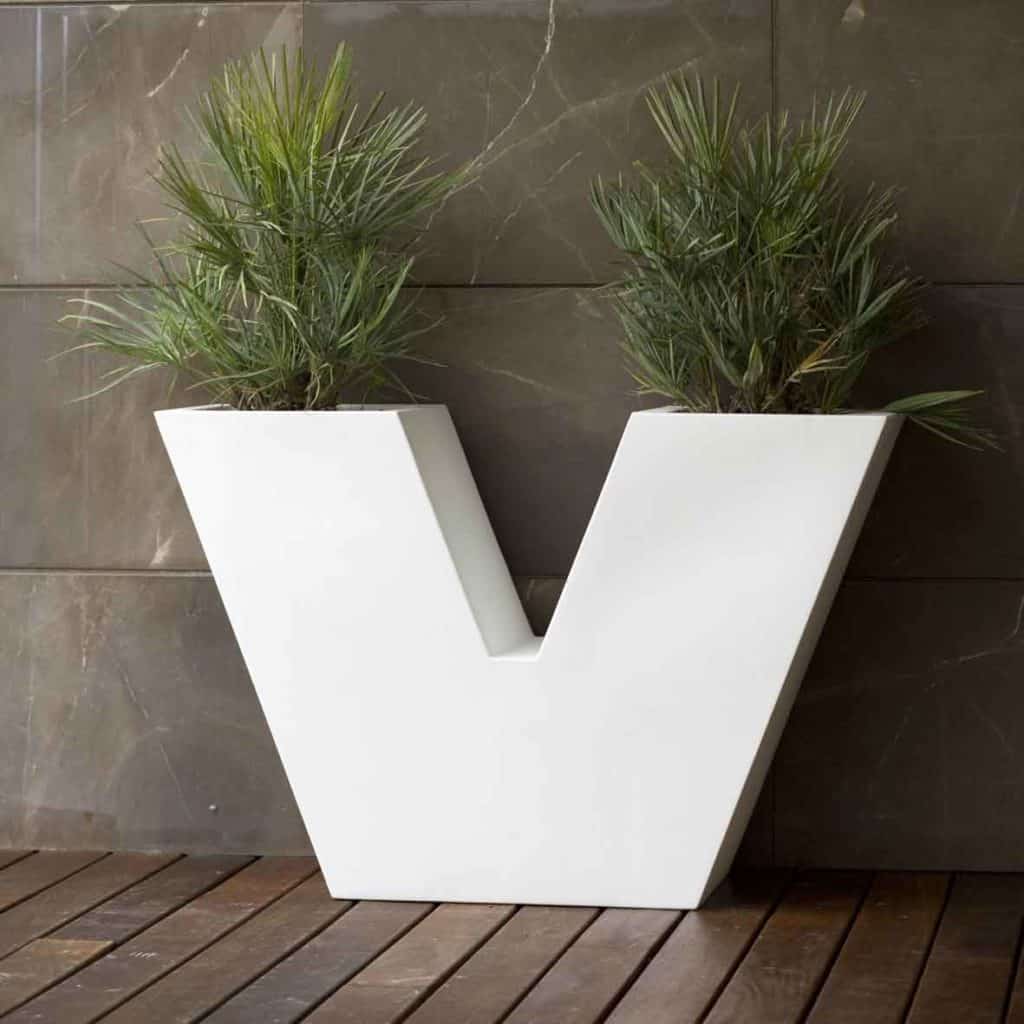 pots blanc pour plante, vases et pots de fleurs, vases and pots, pots de blanc design, vases contemporains, vases design, vase design blanc, plante artificielle, plante artificielle d'intérieur haut de gamme, plante artificielle extérieur haut de gamme, pot blanc lettre v, pot lettre v blanc