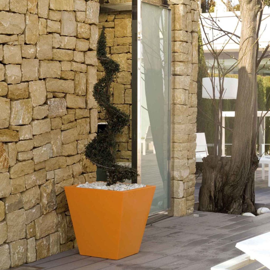 pots pour plante orange, vases et pots de fleurs, vases and pots, pots design, vases contemporains, vases design, vase design orange, plante artificielle, plante artificielle d'intérieur haut de gamme, plante artificielle extérieur haut de gamme