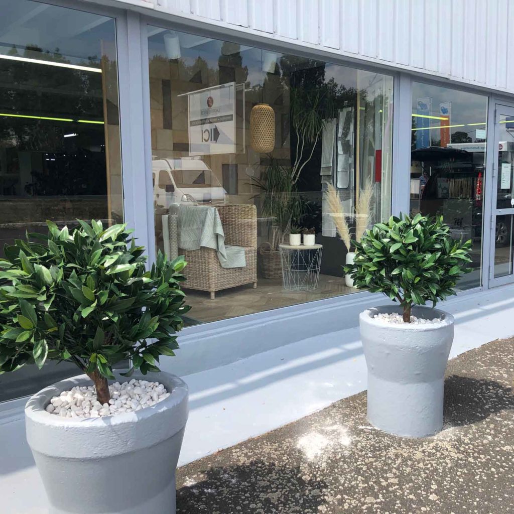 pots pour plante gris, vases et pots de fleurs, vases and pots, pots design, vases contemporains, vases design, vase design gris, plante artificielle, plante artificielle d'intérieur haut de gamme, plante artificielle extérieur haut de gamme, pot en pierre, pot en pierre gris