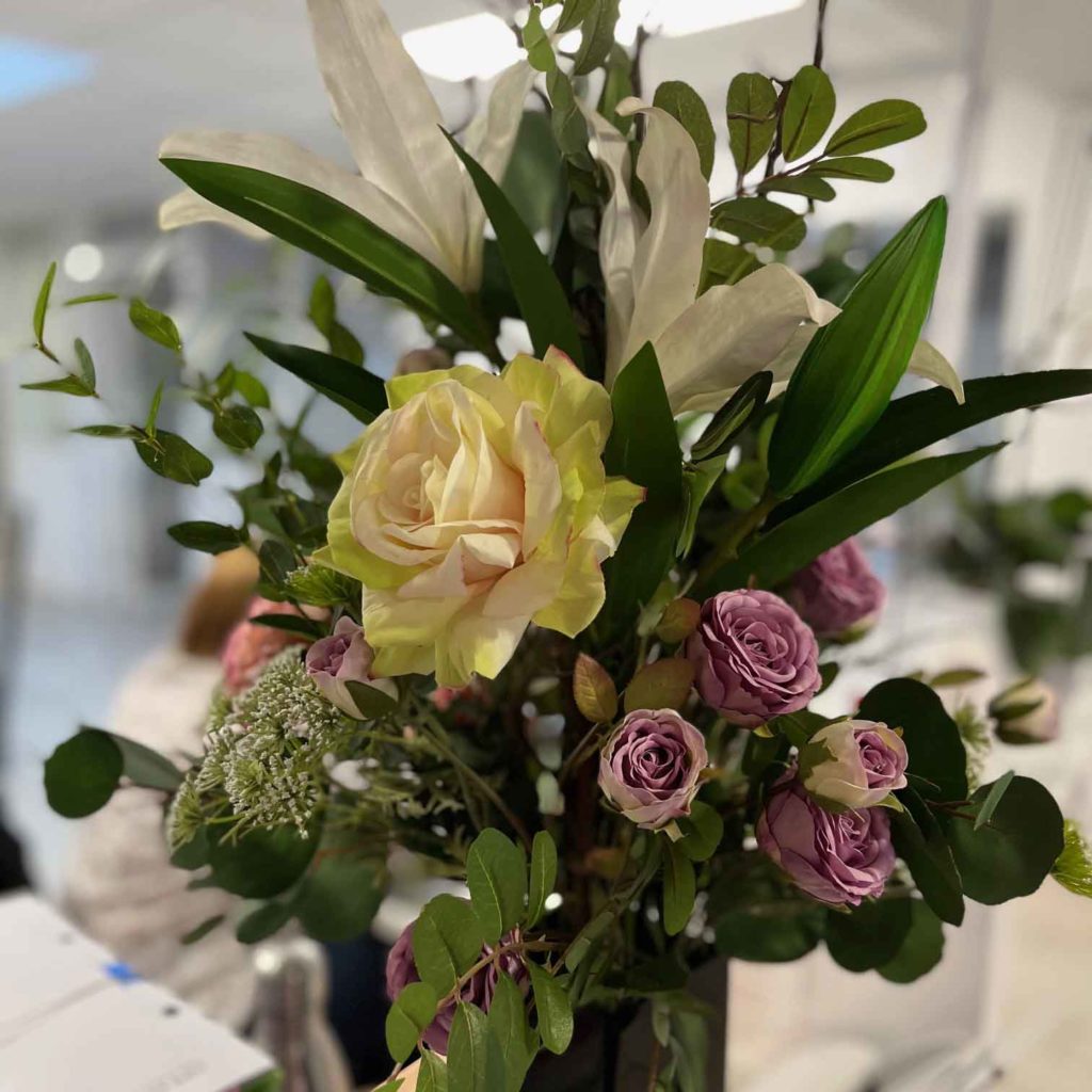 bouquet de fleurs artificielles, fleur stabilisée blanc et violet, fleurs artificielles haut de gamme, bouquet de fleur, bouquet de fleur haut de gamme, fleur artificielle, fleur artificielle de qualité, vases design, contemporain, fleur artificielles haut de gamme, fleur artificielle blanc et violet