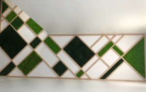 mur végétal artificiel avec cadrage en bois pour local professionnel