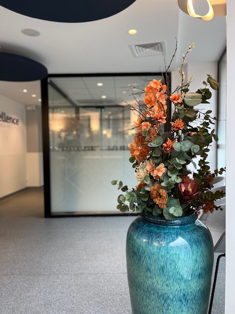 bouquet de fleurs artificielles, fleur stabilisée oranges, fleurs artificielles haut de gamme, bouquet de fleur, bouquet de fleur haut de gamme, fleur artificielle, fleur artificielle de qualité, vases design, contemporain, fleur artificielles haut de gamme, fleurs artificielles oranges