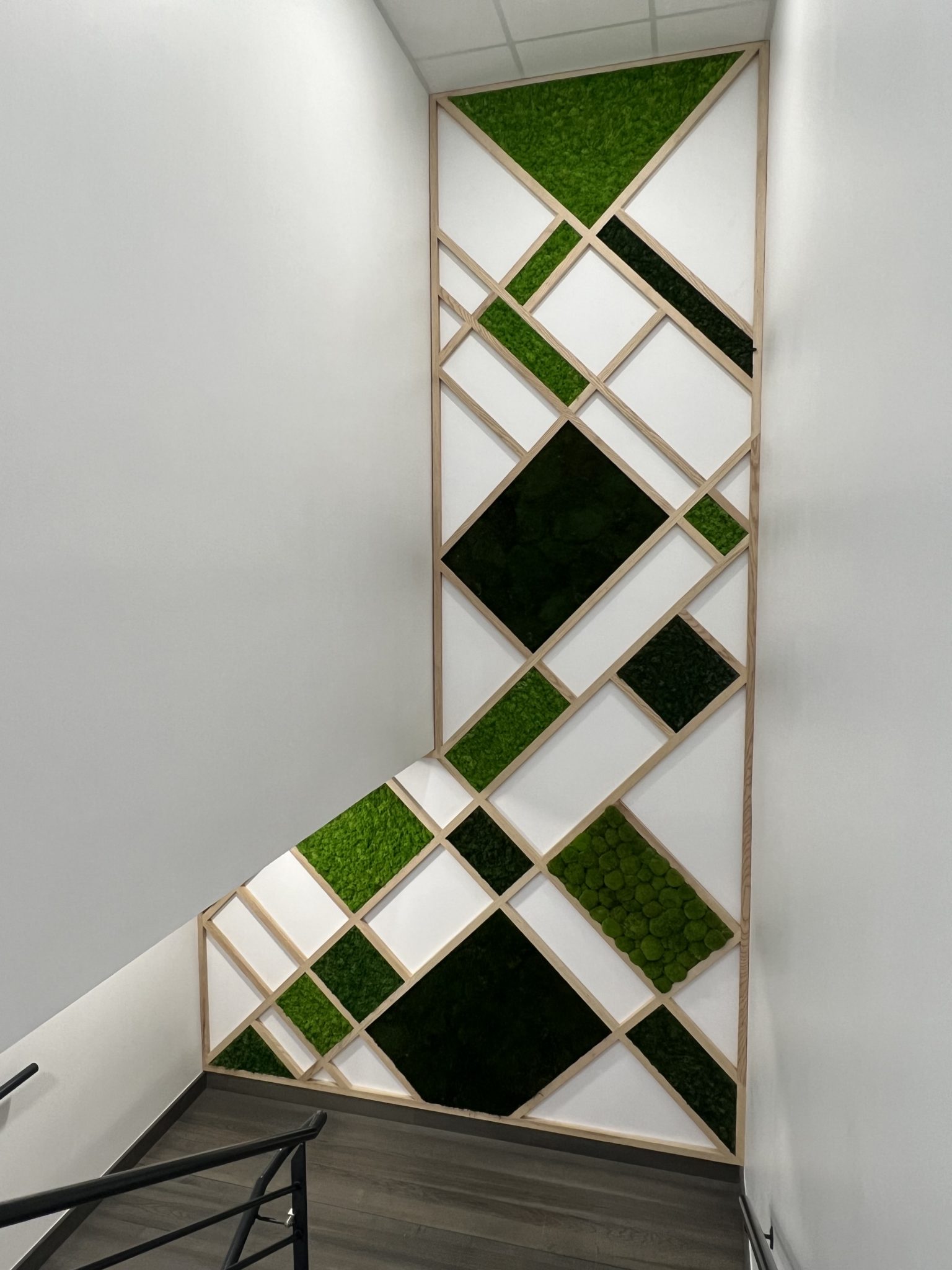 Habillage cage d'escalier avec un mur végétal en plantes artificielles et stabilisées, tours, mur végétal stabilisé, mur végétal intérieur, mur végétal naturel, cloison végétalisée, mur végétal artificiel, design végétal, art végétal, création végétale, mur végétal sur mesure