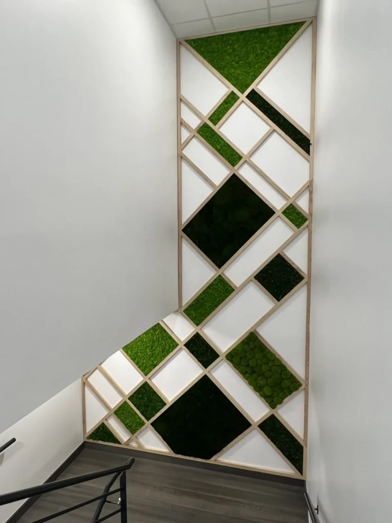Habillage cage d'escalier avec un mur végétal en plantes artificielles et stabilisées, tours, mur végétal stabilisé, mur végétal intérieur, mur végétal naturel, cloison végétalisée, mur végétal artificiel, design végétal, art végétal, création végétale, mur végétal sur mesure