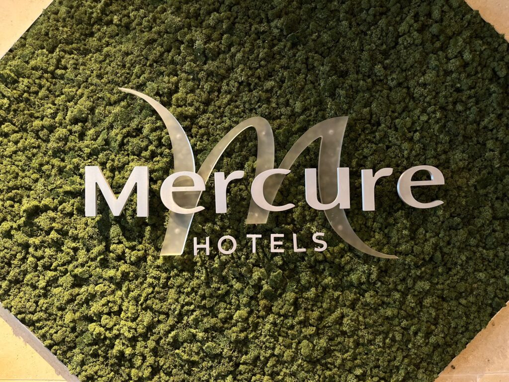 Mur végétal, cadre végétal, sur mesure entreprise, plante stabilisée, tours, cloison végétalisée, design végétal, art végétal, création végétale, cadre végétal mercure hotels