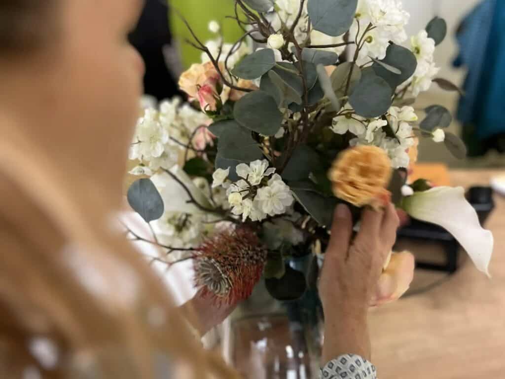bouquet de fleurs artificielles, fleur stabilisée, fleurs artificielles haut de gamme, bouquet de fleur, bouquet de fleur haut de gamme, fleur artificielle, fleur artificielle de qualité, vases design, contemporain, fleur stabilisé haut de gamme blanc et orange